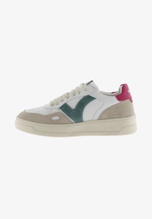 Sneakers in pelle bianca con un accento in suede verde, pannelli laterali beige e un tallone rosa. Presentano lacci e un design della punta perforato.