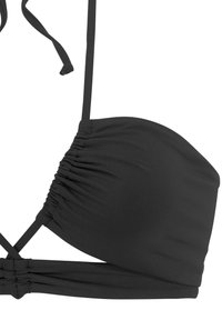 Zwart bikini-top met verstelbare bandjes, geplooide textuur en kruisrugontwerp. Heeft een zachte stof en een eenvoudige, naadloze vorm.