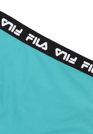 Turkosa badshorts med svart elastisk midjeband som har vit "FILA"-logotyp. Slät yta, lätt material, enkel design.