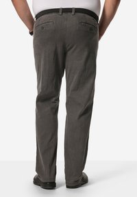 Pantalones grises de corte recto, con una tela texturizada, dos bolsillos traseros y un cinturón negro, mostrados desde la parte trasera.