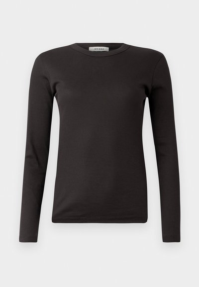 Fekete, hosszú ujjú, bordázott póló kerek nyakkivágással és testhez simuló szabással. Puha pamut anyagból készült, amely tökéletes rétegezéshez.