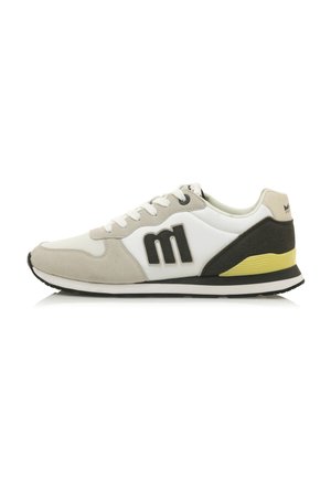Zapatillas con parte superior de nailon blanco, paneles de ante gris, acentos negros y talón amarillo. Presentan un diseño con cordones y suela texturizada.