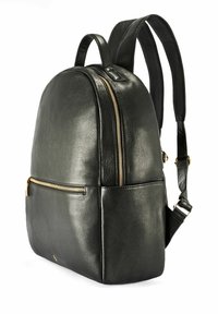 Czarna skórzana plecak z złotymi zamkami błyskawicznymi, owalny kształt, wyściełane paski oraz przednia kieszeń na zamek błyskawiczny dla dodatkowej przestrzeni do przechowywania.