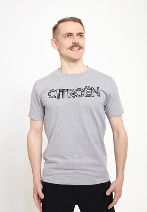 Grå kortærmet t-shirt med rund hals og teksten "CITROËN" i fede sorte bogstaver på tværs af brystet. Materialet er en blanding af bomuld.