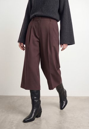 HYPEDROP, BERMUDA SHORTS HDJANINA MW LONG - Short - bitter chocolate