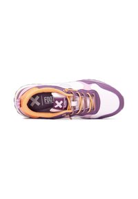 Zapatilla deportiva morada y blanca con un upper texturizado, acentos naranjas y cordones en contraste. Presenta un cuello acolchado y un logotipo en la plantilla.