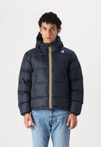 Giubbotto imbottito navy con cappuccio, dotato di una cerniera frontale con strisce gialle e bianche, polsini elasticizzati e un piccolo logo sul petto.