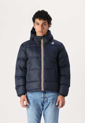 Giubbotto imbottito navy con cappuccio, dotato di una cerniera frontale con strisce gialle e bianche, polsini elasticizzati e un piccolo logo sul petto.