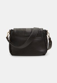 Must musträne crossbody kott, millel on tekstuuriga klapp, kus on vertikaalsed õmblused. Includes reguleeritav rihm ja kuldse tooni detailid.