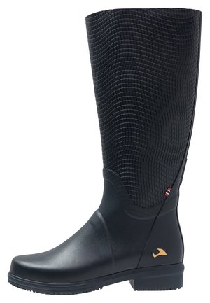 Schwarzer Regenstiefel bis zur Mitte der Wade mit strukturiertem oberem Schaft, glattem unteren Bereich, niedrigem Absatz und kleinem goldenem Emblem nahe der Ferse.