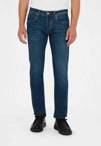 Jeans de mezclilla azul oscuro con corte recto, diseño de cinco bolsillos, detalles de costura sutil y cierre de botón en la cintura.