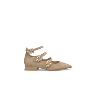 Chaussures Mary Jane en daim beige avec un bout pointu, trois lanières et des boucles décoratives ornées de strass. Design à talon-block bas.