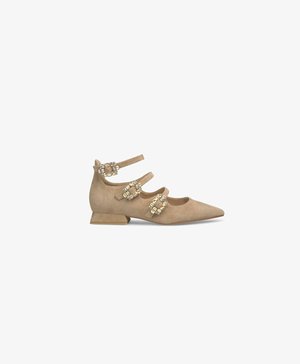 Beige Wildleder Mary Jane Schuhe mit spitzem Zeh, drei Riemen und dekorativen Schnallen mit Strasssteinen. Mit niedrigem Blockabsatz.