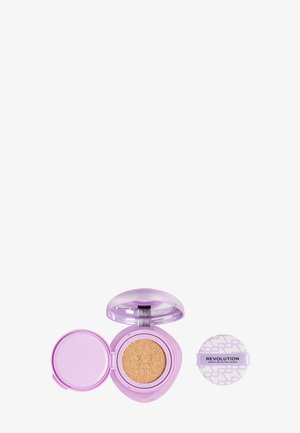 Kompakt lilla pudderetuie åben med beige makeupsvamp og separat mærket applikator-puff på hvid baggrund.