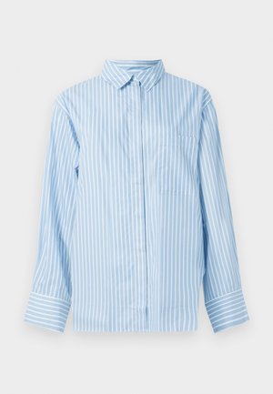 Jasnoniebieska koszula w paski z długim rękawem, kołnierzykiem zapinanym na guziki, pojedynczą kieszenią na piersi oraz kontrastującymi mankietami w paski. Materiał mieszanki bawełny.