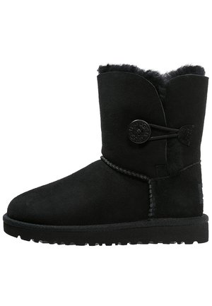Schwarzer Wildleder-Winterstiefel bis zur Mitte der Wade mit Knopf- und Schlaufenverschluss, weichem Lammfellfutter und einer strukturierten Gummisohle für guten Halt.