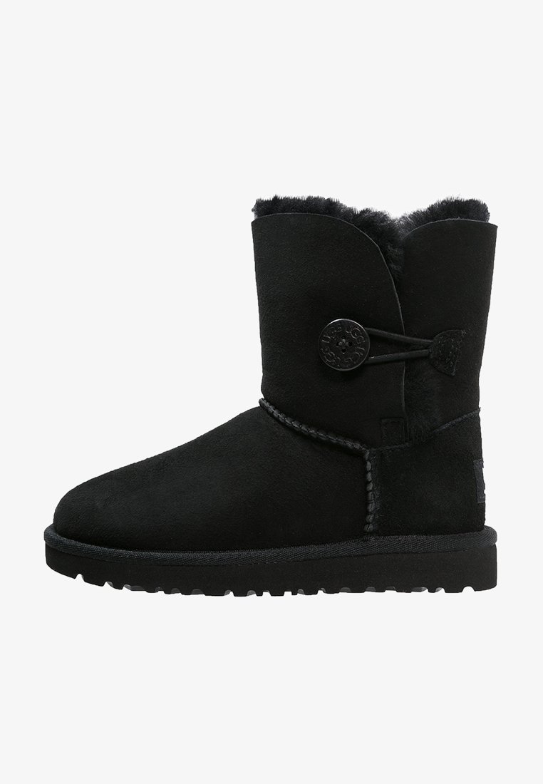 Botte d'hiver noire en suède mi-mollet avec fermeture par bouton et boucle, doublure en shearling moelleux et semelle en caoutchouc texturée pour une bonne adhérence.