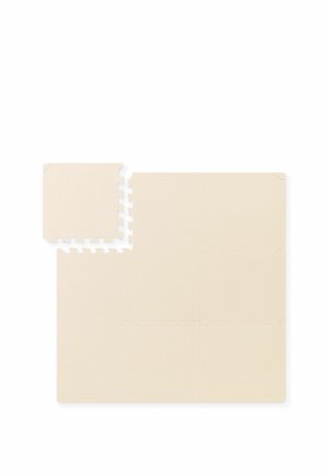 Tapis de jeu en mousse beige à emboîtement avec surface texturée, une pièce détachée placée au-dessus d'un carré constitué de six pièces reliées sur fond blanc.