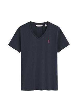 Granatowy t-shirt z krótkim rękawem i dekoltem w serek, z małym czerwonym wyszywanym logo polo gracza na lewej piersi.