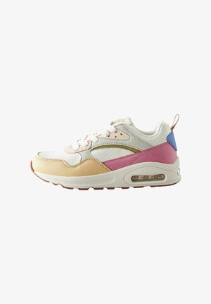 Sneaker dengan desain bahan campuran, menampilkan aksen putih, beige, merah muda, dan biru muda, mesh bertekstur, dan penyangga udara yang terlihat.