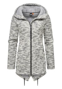 Veste en polaire grise et blanche à motifs, avec fermeture zippée, capuche, poches latérales, ourlet asymétrique et cordons de serrage noirs. Présente un logo noir.