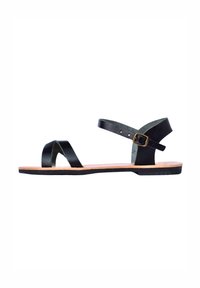 Zwarte leren sandalen met twee gekruiste banden, een verstelbare enkelband met gesp en een platte bruine zool.