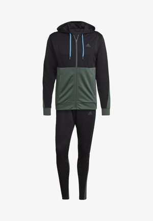 Herren Adidas zweifarbig schwarze und dunkelgrüne Kapuzenjacke mit durchgehendem Reißverschluss, blauen Kordeln und passenden schmal geschnittenen schwarzen Hosen.