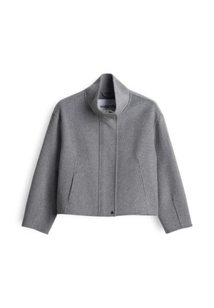 Giacca in lana grigia tagliata con colletto alto, chiusura frontale a scatti e tasche laterali. Presenta un design pulito e minimale con un tessuto testurizzato.