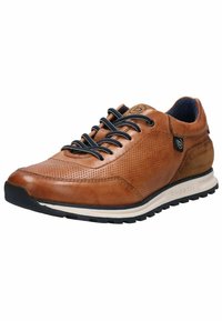 Braune Leder-Sneaker mit strukturierter Oberfläche, perforierten Akzenten, kontrastierenden marineblauen Schnürsenkeln, weißer Zwischensohle und schwarzem Gummiaußensohle.