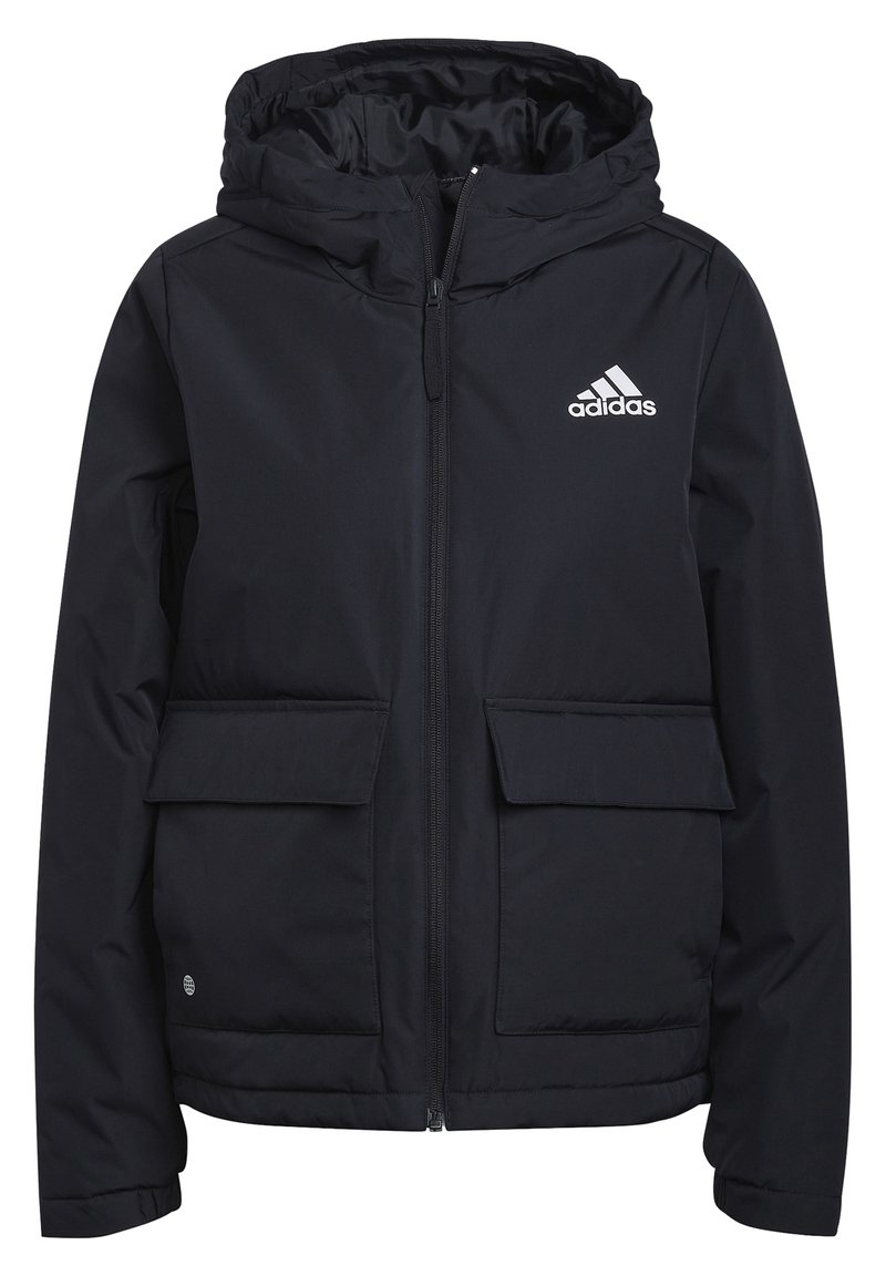 Giacca nera con cappuccio realizzata in materiale leggero e resistente all'acqua, con zip frontale, due tasche applicate e un logo Adidas bianco.