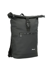 Sac à dos noir à rabat enroulable en matériau imperméable, avec une poche avant à zipper et une étiquette de marque, ainsi que des bretelles réglables.