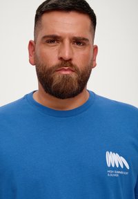 s.Oliver MIT FRONT - T-shirt imprimé - royalblau