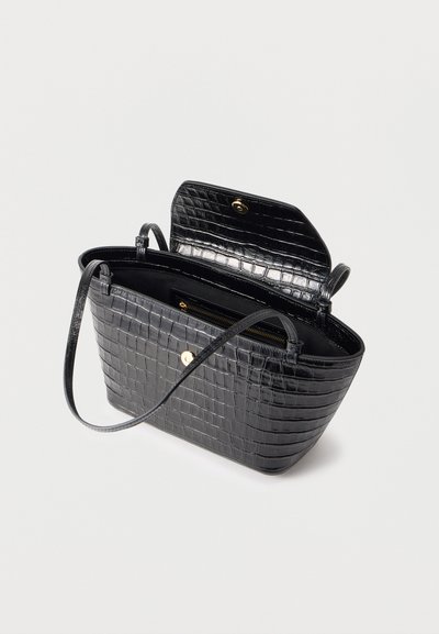 Τσάντα χειρός από μαύρο συνθετικό δέρμα κροκοδείλου με καπάκι και μαγνητικό κλείσιμο, μονή λαβή ώμου και εσωτερική τσέπη με φερμουάρ.