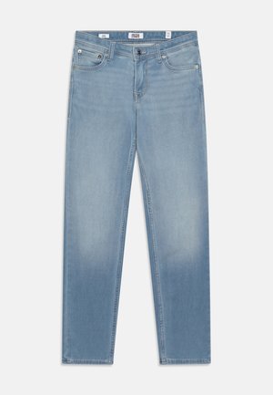 Jeans de mezclilla azul claro con corte recto, que cuentan con cinco bolsillos, cierre de botón y un ligero desgaste en la parte delantera. La textura del tejido es suave.