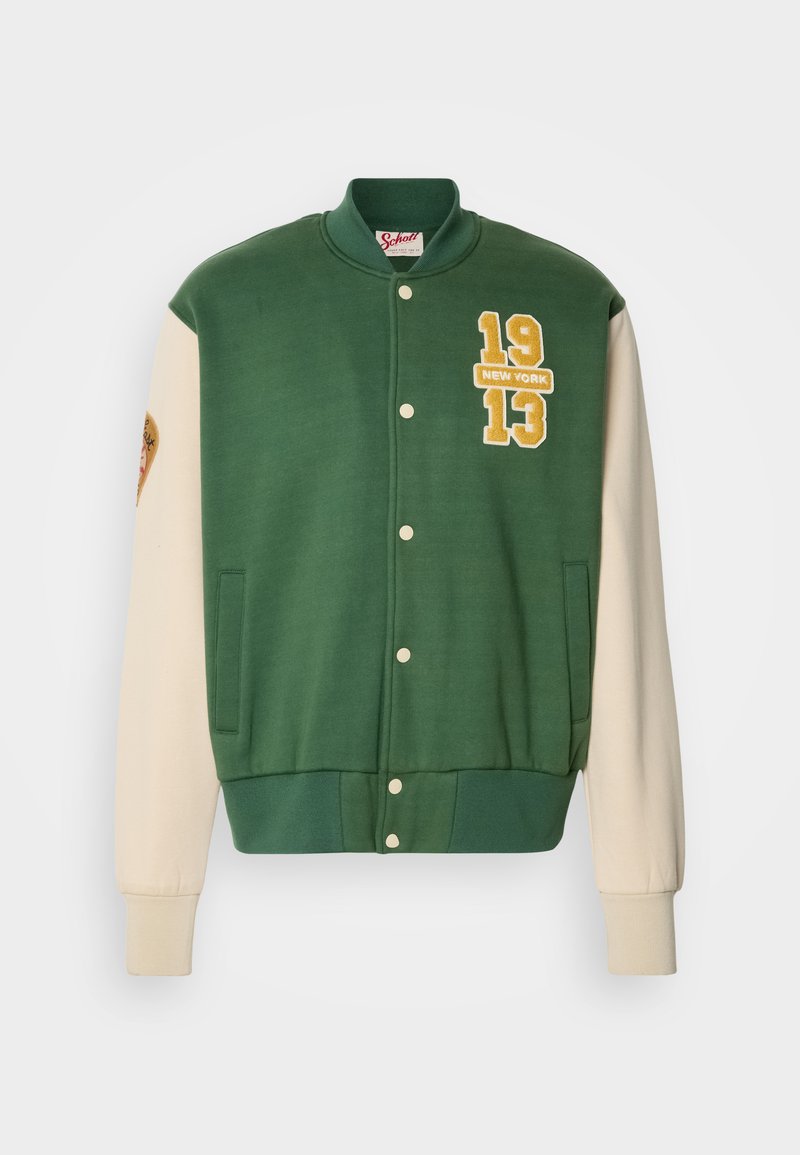 Veste de varsity verte avec des manches crème, ornée de chiffres jaunes brodés "1913" et "NEW YORK", et fermetures à pression.