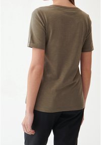 Oliwkowy T-shirt z krótkim rękawem wykonany z miękkiego materiału, z okrągłym dekoltem i gładką fakturą, widziany z tyłu.