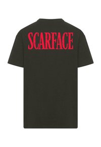 Fekete pamut póló, hátulján vastag piros betűkkel a "SCARFACE" felirattal. Rövid ujjú, kerek nyakú kialakítás, sima tapintás.