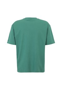 Camiseta de algodón verde con mangas cortas y cuello redondo. La parte trasera es lisa, sin logotipos ni patrones visibles. Textura suave.