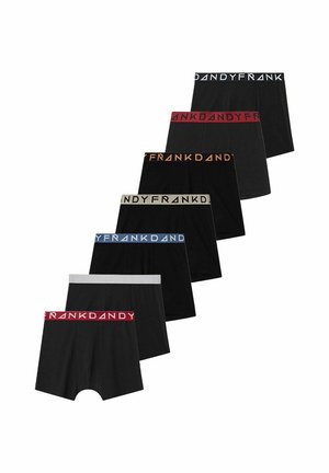Set aus sieben schwarzen Boxershorts mit verschiedenen farbigen elastischen Taillenbändern, die das Logo "FRANKDANDY" tragen: weiß, rot, grau, blau und orange.