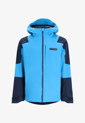 Blaue wasserdichte Jacke mit Kapuze, kontrastierenden marineblauen Ärmeln, vorderem Reißverschluss und einem dezenten Logo auf der Brust. Glatte Textur, funktionales Design.