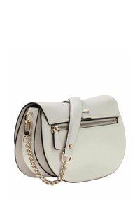 Borsa a tracolla in pelle grigio chiaro con forma curva, chiusura a patta, tasca frontale con zip e dettaglio catena color oro. Texture liscia con bordi a contrasto.