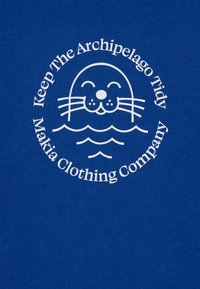 Blå bomull T-skjorte med et hvitt grafikk av en smilende sel og teksten "Hold øygruppen ryddig" og "Makia Clothing Company" i et sirkulært design.