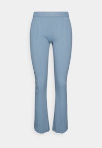 Pantalons flare côtelés bleu clair avec une taille lisse et un ourlet légèrement froncé, présentant un design ajusté et une texture douce.