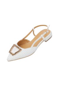 Chaussure à talon bas en slingback blanche avec un bout pointu, un dessus texturé, une boucle décorative avec accents dorés.