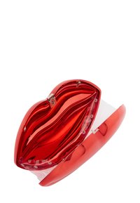 Punton muotoon tehty punainen laukku glossypinnoitteella; siinä on aaltoileva muotoilu ja läpinäkyvä osuus; suljettuna metalliklipsillä.