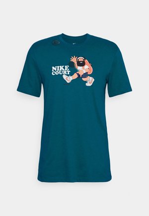 T-shirt Nike bleu sarcelle avec un joueur de tennis en dessin animé tenant une raquette et le texte "NIKE COURT" sur la poitrine.