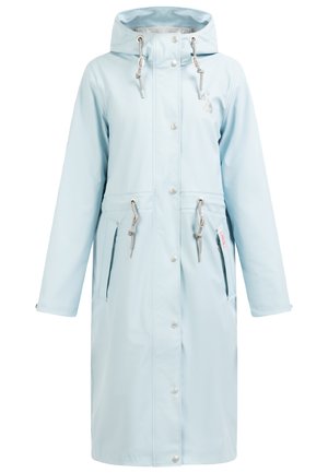 Světle modrý nepromokavý kabát s kapucí, předními knoflíky, nastavitelnými šňůrkami a bočními zipovými kapsami. Hladká textura, délka ke kolenům.