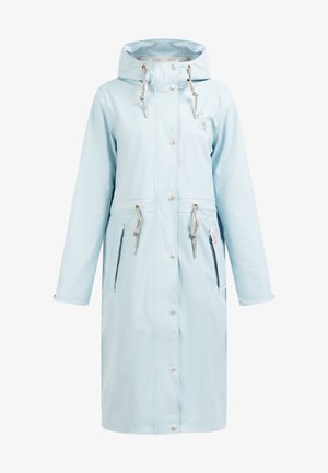Světle modrý nepromokavý kabát s kapucí, předními knoflíky, nastavitelnými šňůrkami a bočními zipovými kapsami. Hladká textura, délka ke kolenům.