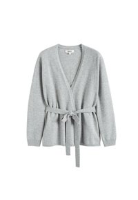 Lichtgrijze omslagcardigan van zacht breimateriaal, met een diepe V-hals, lange mouwen en een stoffen riem die op de taille is gestrikt.