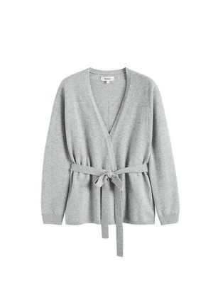 Cardigan enveloppant gris clair en maille douce, avec un décolleté en V profond, des manches longues et une ceinture fabriquée en tissu nouée à la taille.